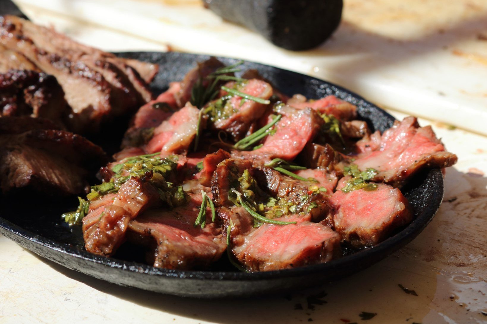 Rebanadas de carne asada en sartén de hierro